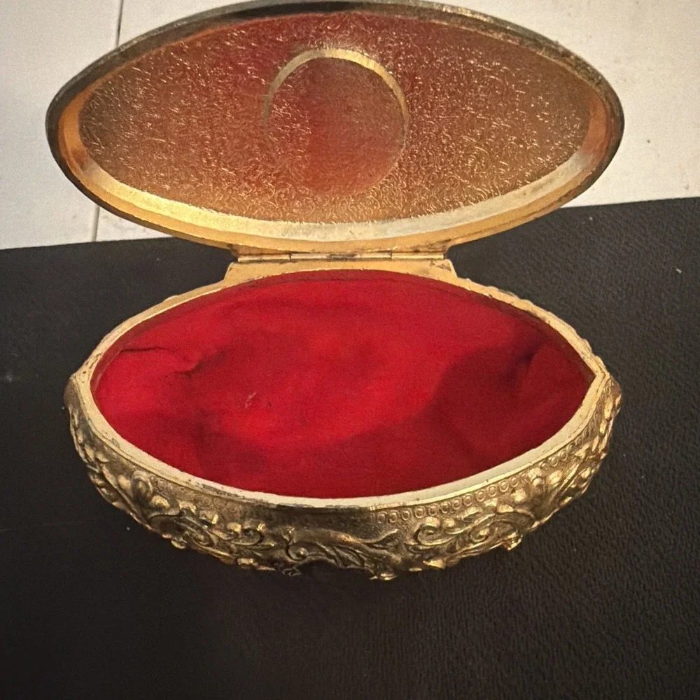 Vintage Victorian Style Gold Plated Music Box w/ Cameo Portrait & Velvet Lining